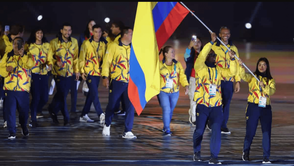 Atletas colombianos con la bandera
