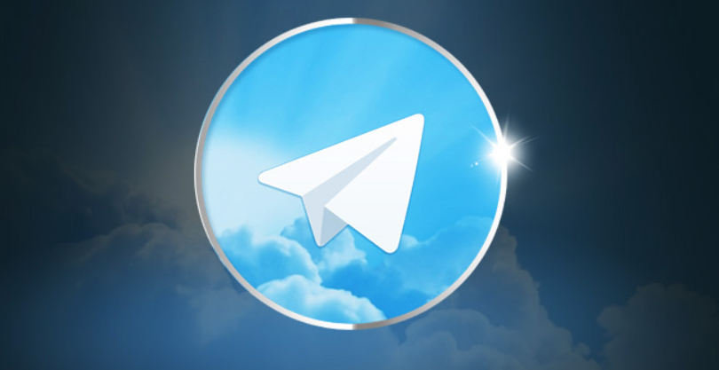 Captura del sitio 1XBET con el logo de Telegram en un círculo sobre fondo de nubes